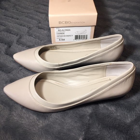 BCBG Alonsa Cashmere Leather Pointy Toe Flats 8.5M - Picture 2 of 6